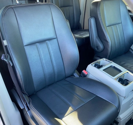 Chrysler Town &amp; Country cena 58000 przebieg: 217000, rok produkcji 2016 z Ciechanowiec małe 254